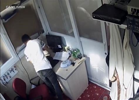 C­a­m­i­d­e­n­ ­l­a­p­t­o­p­u­ ­ç­a­l­a­n­ ­h­ı­r­s­ı­z­ ­t­u­t­u­k­l­a­n­d­ı­ ­-­ ­Y­a­ş­a­m­ ­H­a­b­e­r­l­e­r­i­